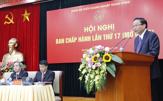 Đồng chí Lê Văn Châu - Phó Bí thư Đảng ủy Khối báo cáo tại Hội nghị.