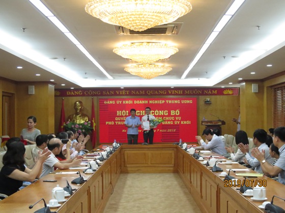 Đồng chí Y Thanh Hà Niê Kđăm - Ủy viên dự khuyết Ban Chấp hành Trung ương Đảng, Bí thư Đảng ủy Khối đã trao Quyết định và tặng hoa chúc mừng đồng chí Hoàng Thanh Liêm.