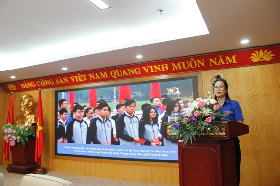 Đồng chí Hoàng Thị Minh Thu - Phó Bí thư Đoàn Khối Doanh nghiệp Trung ương báo cáo dự thảo kết quả công tác Đoàn và phong trào thanh niên 6 tháng đầu năm 2019.