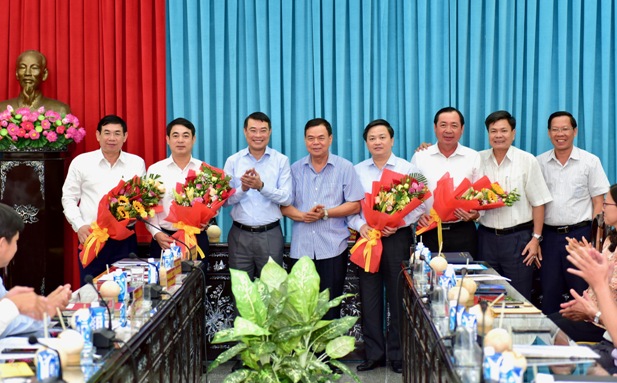 Thống đốc NHNN Lê Minh Hưng và Bí thư Tỉnh ủy Võ Thành Hạo tặng hoa cho đại diện các ngân hàng thương mại  đã trao 10 tỷ đồng tài trợ Lễ hội Dừa tỉnh Bến Tre lần thứ V năm 2019