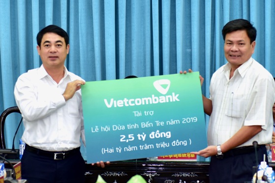 Đại diện lãnh đạo Vietcombank trao 2,5 tỷ đồng cho Lễ hội Dừa tỉnh Bến Tre lần thứ V năm 2019