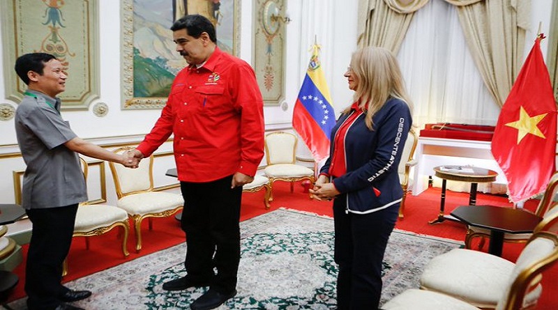 Tổng thống Venezuela Nicolas Maduro và phu nhân đón ông Phạm Tấn Công, Trưởng đoàn đại biểu Đảng cộng sản Việt Nam.