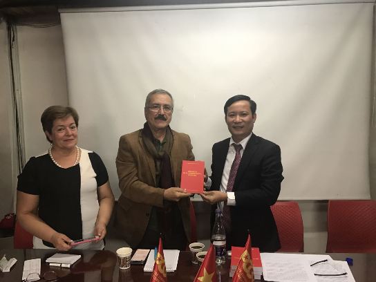Đồng chí Phạm Tấn Công trao quà tặng cho Tổng Bí thư Đảng Cộng sản Colombia Jaime Caycedo.