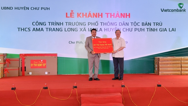 Đồng chí Trần Quốc Vượng - Ủy viên Bộ Chính trị, Thường trực Ban Bí thư trao tặng quà cho thầy và trò Trường PTDT bán trú A Ma Trang Lơng.