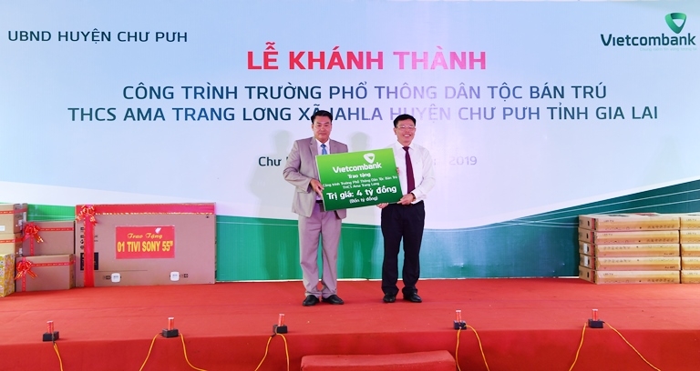 Phó Tổng Giám đốc Vietcombank Đào Minh Tuấn trao biểu trưng 4,2 tỷ đồng tài trợ.
