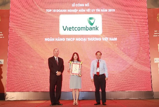 Đại diện Vietcombank (giữa) nhận giải thưởng Top 10 Doanh nghiệp niêm yết uy tín năm 2019.