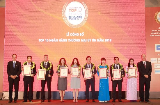 Đại diện Vietcombank (thứ 5 từ trái sang) cùng đại diện các ngân hàng trong Top 10 Ngân hàng thương mại Việt Nam uy tín năm 2019 