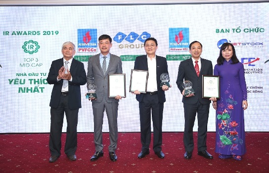 Ông Lê Cự Tân (thứ 2 từ trái sang)- đại diện PVFCCo nhận danh hiệu Top 3 doanh nghiệp niêm yết nhóm midcap có hoạt động IR được nhà đầu tư yêu thích nhất
