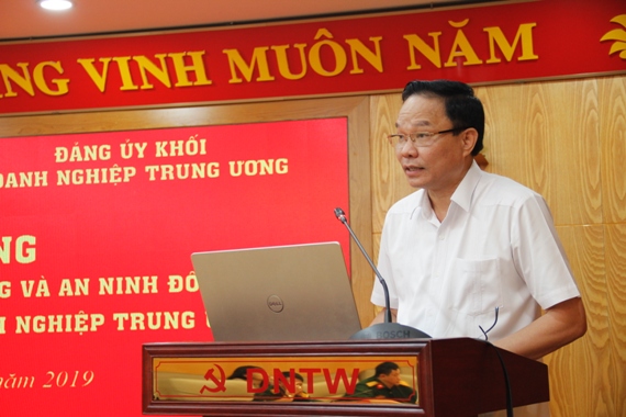 Đồng chí Lê Văn Châu – Phó Bí thư Đảng ủy Khối Doanh nghiệp Trung ương phát biểu khai giảng lớp học.