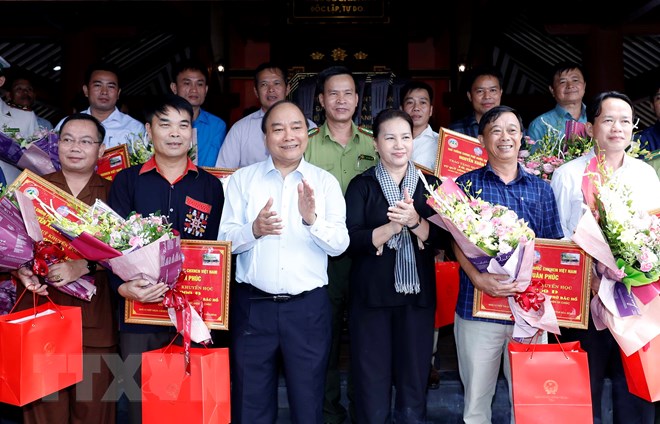 Thủ tướng Nguyễn Xuân Phúc và Chủ tịch Quốc hội Nguyễn Thị Kim Ngân trao học bổng khuyến học cho các học sinh.