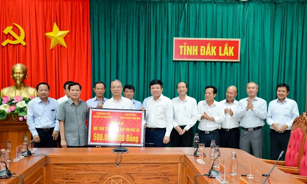 Đại diện tỉnh Đắk Lắk nhận hỗ trợ của các doanh nghiệp.
