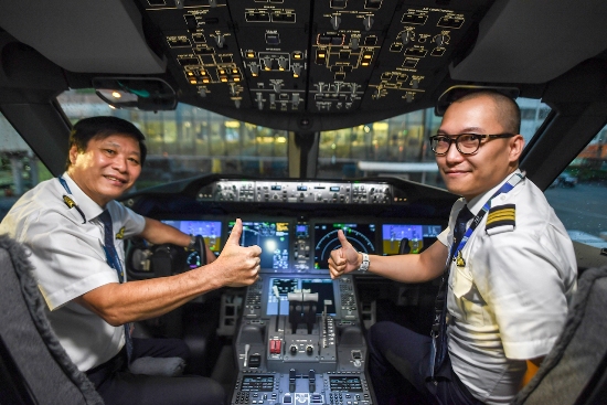 Chiến tàu bay Boeing 787-10 đầu tiên của VNA được hai phi công Việt Nam điều khiển. 