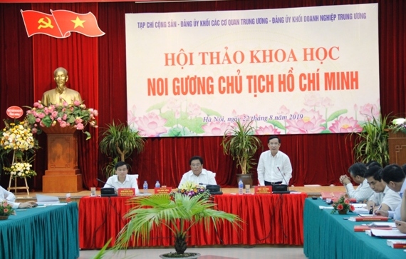 Đồng chí Phạm Tấn Công, Phó Bí thư Đảng ủy Khối Doanh nghiệp Trung ương điều hành Hội thảo.