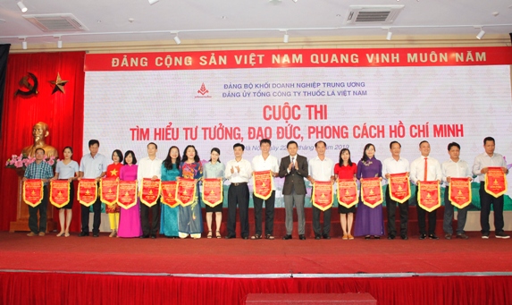 Đại diện lãnh đạo Vinataba trao tặng Cờ lưu niệm cho các đội tham gia Cuộc thi tìm hiểu tư tưởng, đạo đức, phong cách Hồ Chí Minh năm 2019.