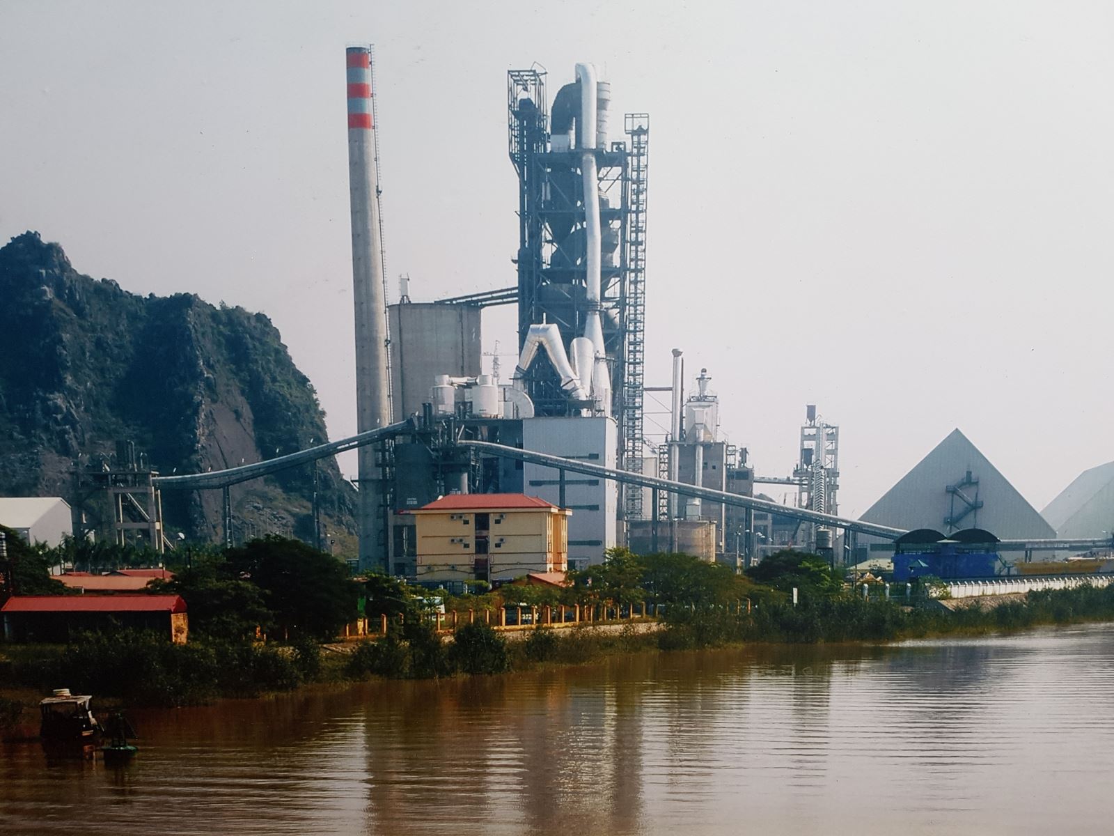Dây chuyền sản xuất xi măng hiện đại của Vicem Hải Phòng.