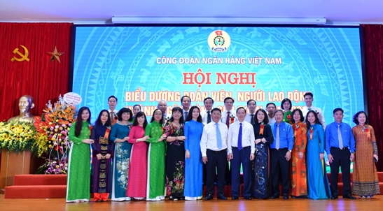 Cán bộ, người lao động Vietcombank được vinh danh tại Hội nghị.