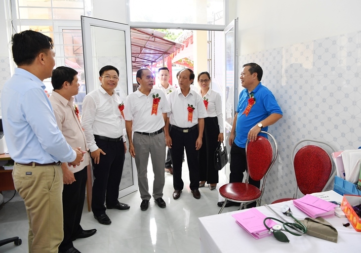 Các đại biểu tham quan phòng khám tại Trạm y tế xã Yên Lương