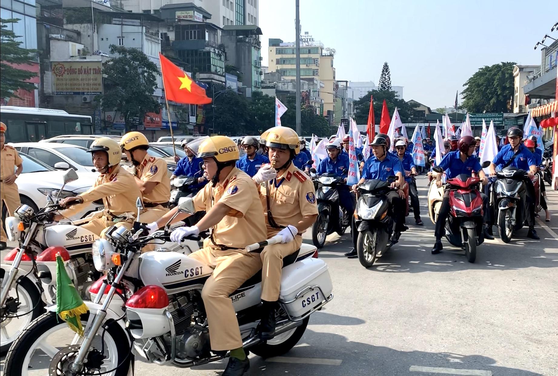 Đoàn viên thanh niên các đảng ủy trực thuộc tham gia diễu hành bằng mô tô trên một số tuyến đường ở Thủ đô Hà Nội.
