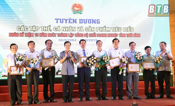 Đồng chí Phạm Tấn Công, Phó Bí thư Thường trực  Đảng ủy Khối DNTW trao tặng Kỷ niệm chương 