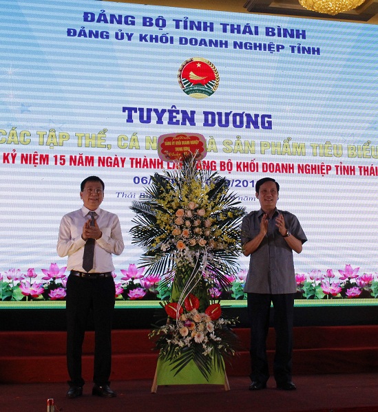 Đồng chí Phạm Tấn Công, Phó Bí thư Thường trực Đảng ủy Khối DNTW chúc mừng Hội nghị.