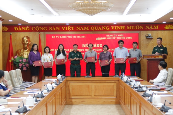 Đại tá Nguyễn Hữu Lanh, Phó Tham mưu trưởng Bộ Tư lệnh Thủ đô Hà Nội, Ủy viên Hội đồng giáo dục quốc phòng an ninh thành phố Hà Nội trao chứng chỉ cho học viên đạt loại giỏi.