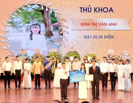 Tổng giám đốc Tập đoàn Bảo Việt trao tặng học bổng cho Thủ khoa trường Đại học Kinh tế quốc dân.