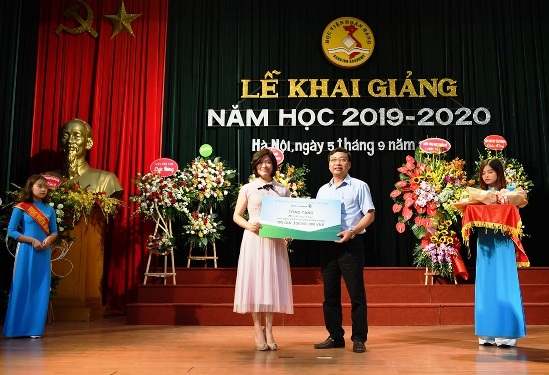 Bà Phùng Nguyễn Hải Yến - Phó Tổng Giám đốc Vietcombank trao 20 suất học bổng cho đại diện Học viện Ngân hàng
