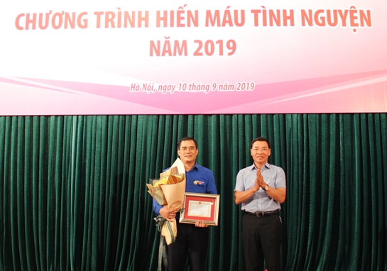 Đồng chí Lê Lâm, Phó Viện trưởng Viện Huyết học - Truyền máu Trung ương tặng Kỷ niệm chương của Bộ Y tế cho Bí thư Đoàn Khối DNTW Vũ Đức Tú.