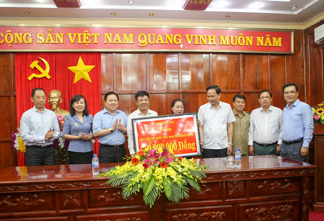 Đoàn công tác trao 500 triệu đồng cho Mặt trận Tổ quốc Việt Nam tỉnh Bình Phước thực hiện công tác an sinh xã hội.