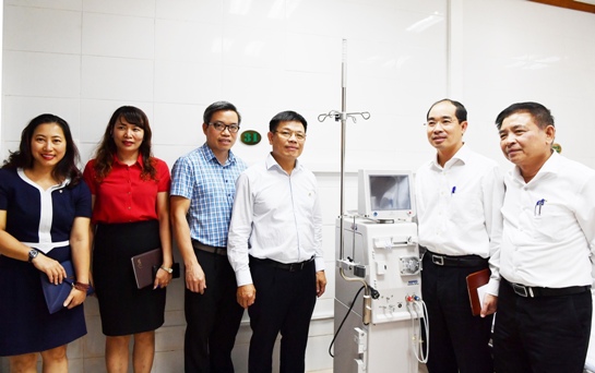 Đại diện lãnh đạo Vietcombank trao tặng 02 máy lọc thận cho Bệnh viện Đa khoa Xanh Pôn.