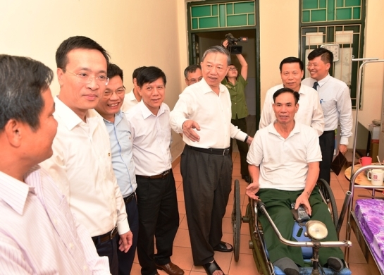 Đại tướng Tô Lâm cùng Ban lãnh đạo Vietcombank và các đại biểu trong Đoàn công tác thăm hỏi, chia sẻ tình cảm và động viên các đồng chí thương binh nặng.