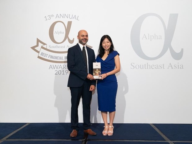 Lãnh đạo Vietcombank nhận giải thưởng từ Tạp chí Alpha Southest Asia. 