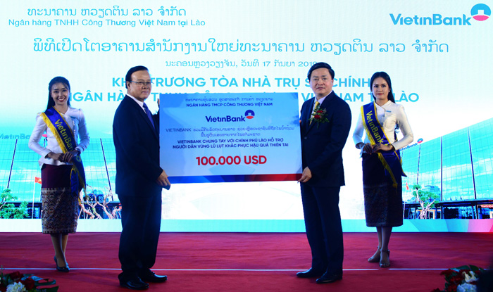 Chủ tịch HĐQT VietinBank Lê Đức Thọ trao tặng Chính phủ Lào số tiền 100.000 USD.