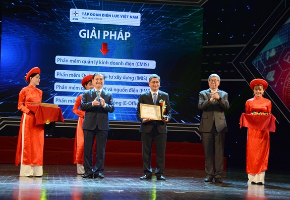 Phó tổng giám đốc EVN Võ Quang Lâm đại diện cho EVN nhận giải thưởng Doanh nghiệp chuyển đổi số xuất sắc Việt Nam năm 2019.