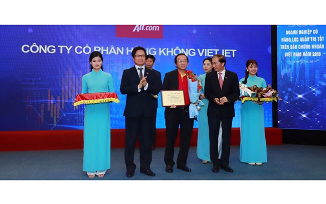 Lãnh đạo VCCI trao giấy chứng nhận Doanh nghiệp có năng lực quản trị tốt nhất sàn chứng khoán Việt Nam cho đại diện Công ty cổ phần Hàng không Vietjet.