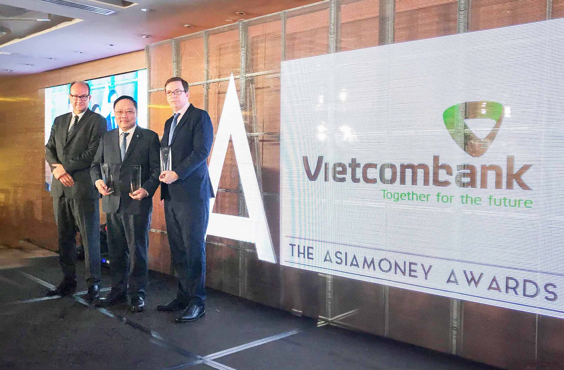 Đại diện Vietcombank nhận giải thưởng của Tạp chí Asiamoney.