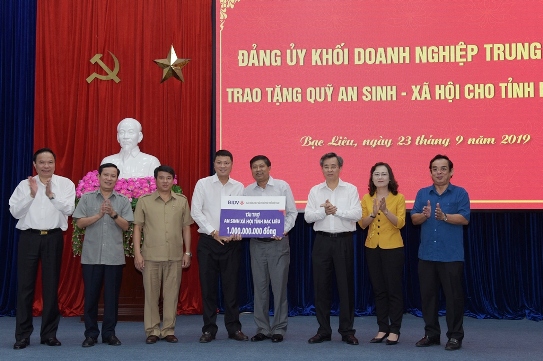 Ngân hàng TMCP Đầu tư và phát triển Việt Nam trao hỗ trợ Quỹ an sinh xã hội cho tỉnh Bạc Liêu.