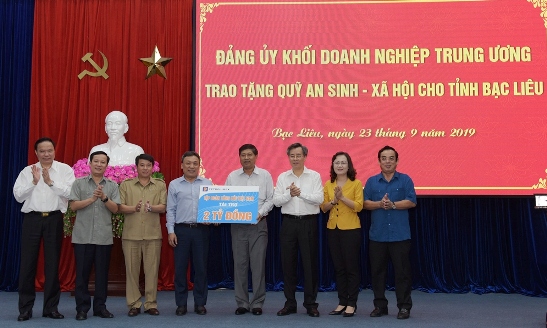 Phó Chủ tịch UBND tỉnh Bạc Liêu Vương Phương Nam (bên phải) nhận hỗ trợ Quỹ an sinh xã hội cho Tỉnh từ Tập đoàn xăng dầu Việt Nam.