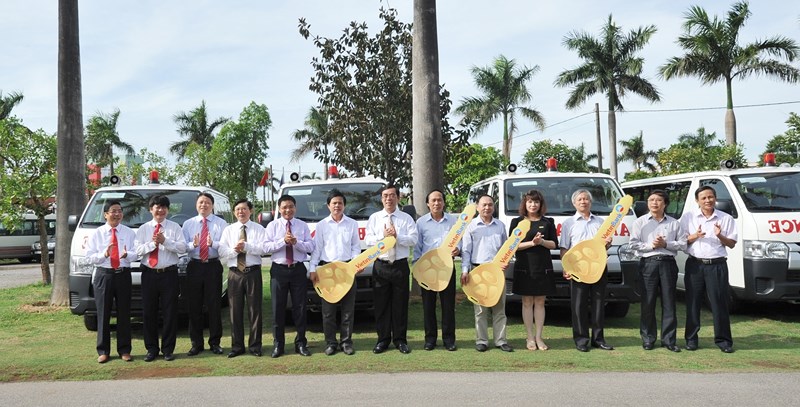 VietinBank trao tặng xe ô tô cứu thương chất lượng cao cho các bệnh viện tại Quảng Trị