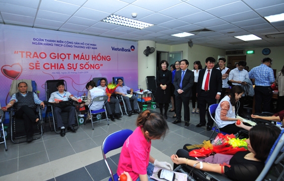 Đoàn viên thanh niên VietinBank tham gia hiến máu