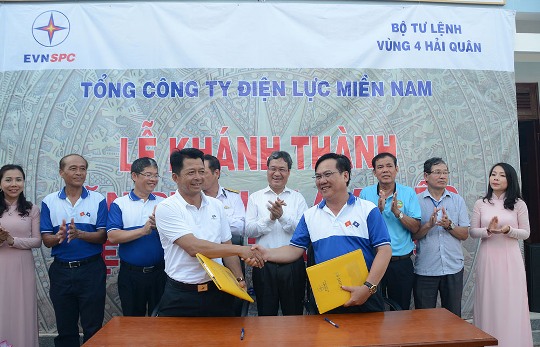 Lễ ký biên bản bàn giao hệ thống điện trên quần đảo Trường Sa giữa lãnh đạo huyện đảo Trường Sa và lãnh đạo Công ty Điện lực Ninh Thuận.