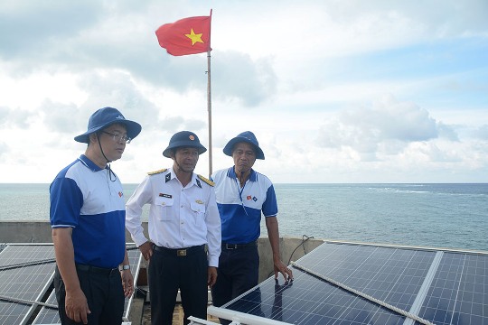 Lãnh đạo EVN cùng lãnh đạo huyện đảo Trường Sa khảo sát thực tế hiện trạng dàn pin năng lượng mặt trời tại đảo Đá Đông B.
