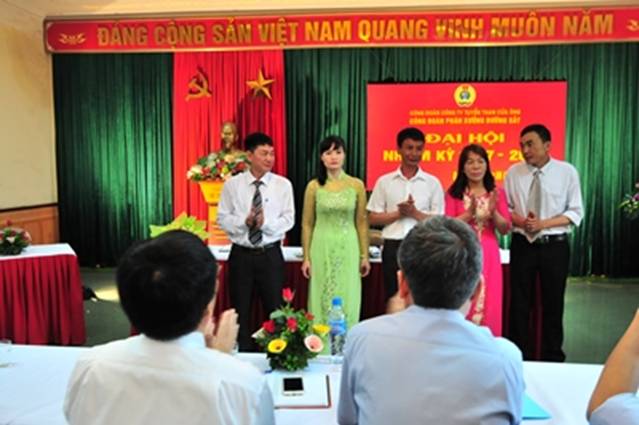 Chị Trần Thị Mai Oanh (áo dài hồng) tại Đại hội Công đoàn của Phân xưởng Đường sắt