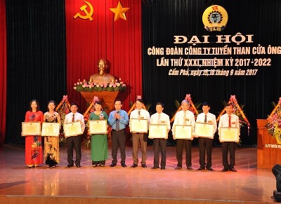 Anh Lương Văn Hoan (đứng ngoài cùng bên phải) nhận Bằng khen của Công đoàn TKV