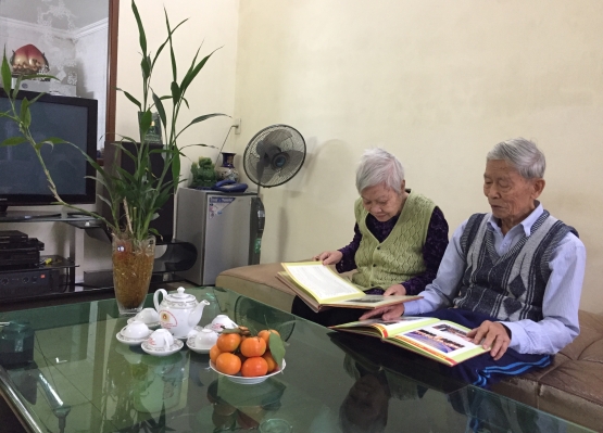 Vợ chồng bà Trần Thị Cậy tự hào ôn lại truyền thống hào hùng của các thế hệ công nhân, cán bộ Xí nghiệp bến Cửa Ông