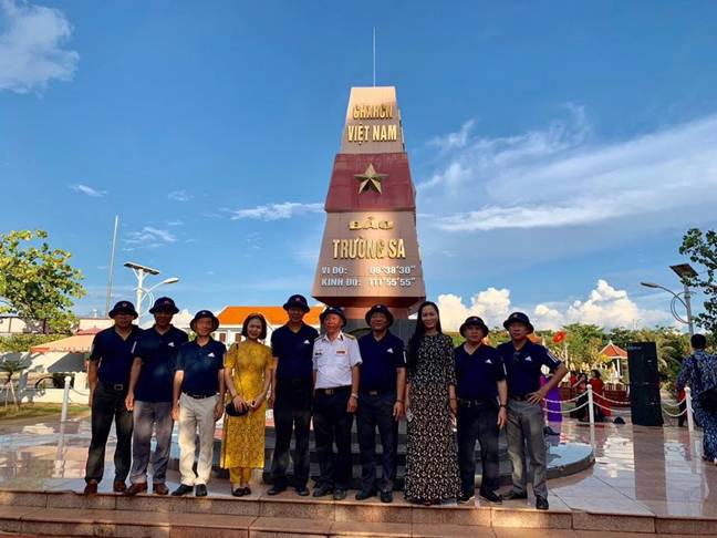 Đoàn đại biểu Tập đoàn Dầu khí Việt Nam tại cột mốc chủ quyền, Đảo Trường Sa Lớn