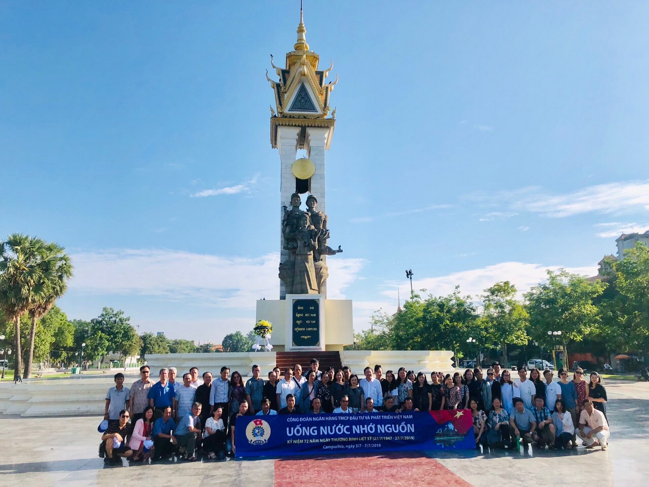 Đoàn “Về nguồn” chụp ảnh lưu niệm tại Đài tưởng niệm quân Tình nguyện Việt Nam tại Campuchia
