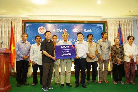 Đoàn “Về nguồn” trao quà tặng các gia đình thương binh, thân nhân liệt sỹ Việt kiều tại Campuchia