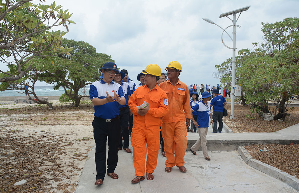 Lãnh đạo EVN trao đổi với công nhân Điện lực Trường Sa (Công ty Điện lực Ninh Thuận) về giải pháp trong việc đảm bảo cho thiết bị điện ở Trường Sa được an toàn, bền vững.