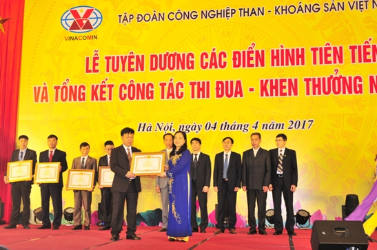 Phạm Quang Sơn, tổ trưởng tổ Vận hành Mỏ 2, Phân xưởng Vận tải, Tuyển than Cửa Ông nhận Bằng khen của Thủ tướng Chính phủ.